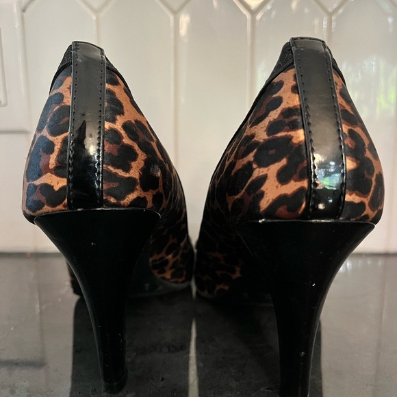 Elegant Leopard Print Heels with Black Cap Toe - Picture 3 of 5